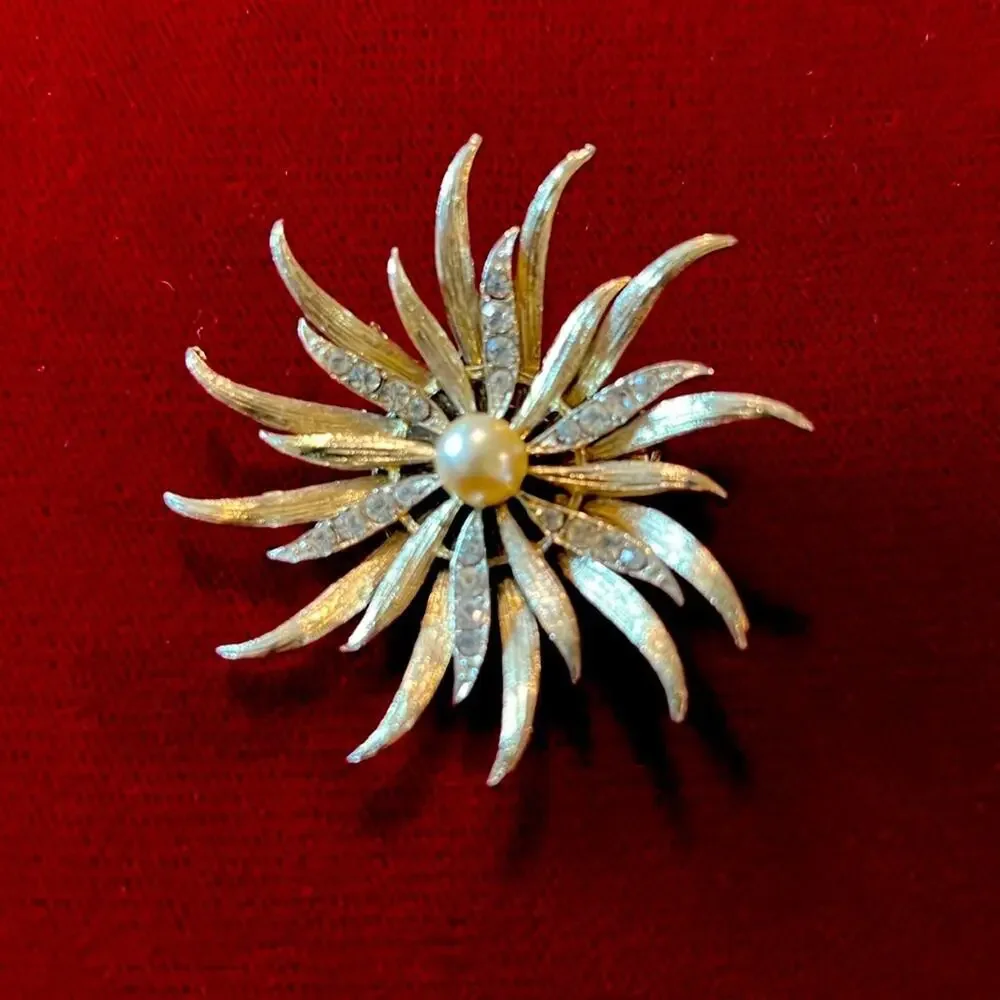 Vintage Lisner Brooch